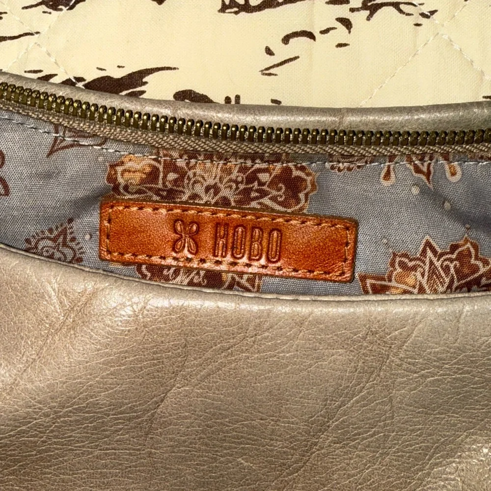 Chic Leather HOBO Shoulder Bag in Taupe - Picture 3 of 7